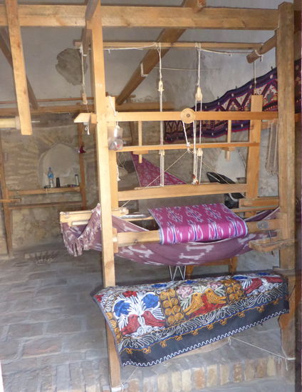 gewebt wird hier eines der typischen usbekischen Muster