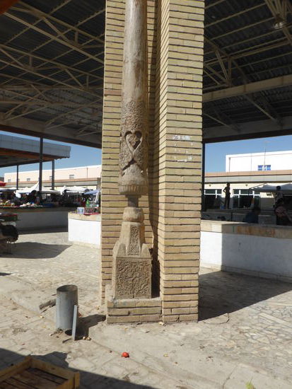 selbst die Säule an der modernen Markthalle ist geschnitzt