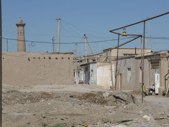 und das Bild nebenan macht nicht mehr den Eindruck gepflegter Wohnlichkeit - man beachte die freiliegenden Gasleitungen - der TÜV hätte seine wahre Freude