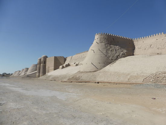 Südtor eingebettet in die lange Stadtmauer
