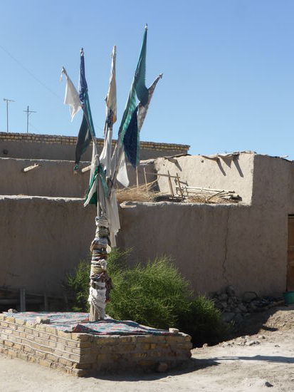 der Sinn der aufgesteckten Fahnen ist uns verborgen geblieben - M.. konnten wir ja nicht fragen