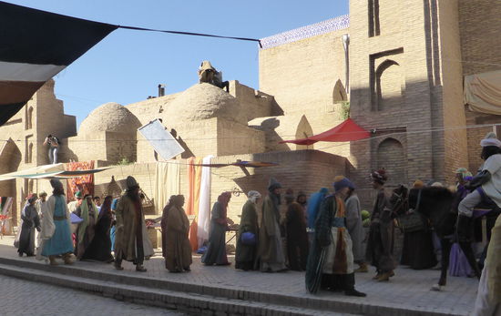 was die Filmkamera aufnimmt, weiß man nicht - in meinem Bild 'stören' zwei weitere Kameramänner und ein Beleuchter!