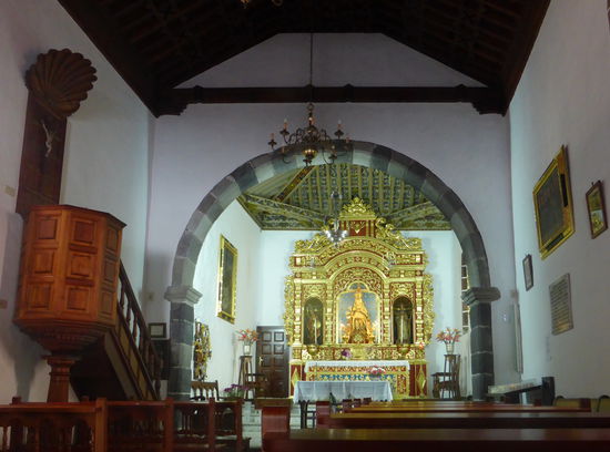 das Retabel im Altarraum ist üppig mit Blattgold belegt - die Holzdecke zeichnet sich durch aufwendige Schnitzarbeiten aus.