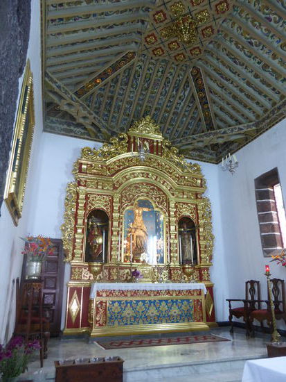 Zu beiden Seiten des Altars hängen Tafeln mit Körperteilen, die im Miniaturformat aus Wachs nachgeformt wurden - Herzen, Füße, Arme. - Votivgaben von Gläubigen