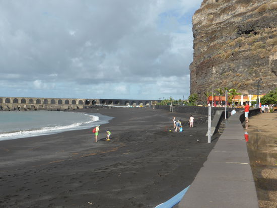 schwarzer Lavastrand ist immer ein ungewohnter Anblick