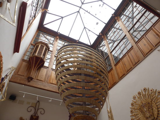 Im Innenhof fällt ein keliner Holzerker auf, dessen Bedeutzungs uns erst später auf Nachfrage erläutert wird.