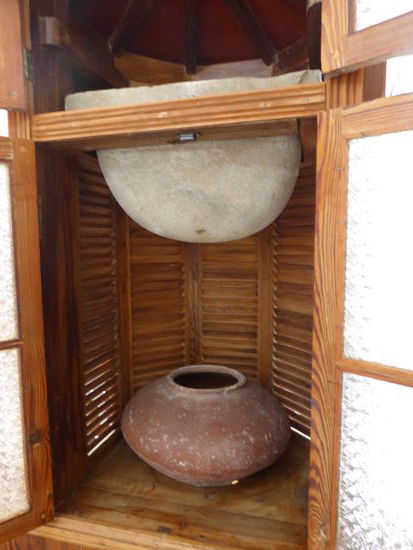 im Inneren wird in dem oberen Steingefäß Wasser gesammelt, das durch das poröse Gestein 'gefiltert' und  in dem unteren Tongefäß aufgefangen wird