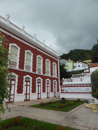 die Wolken über dem Gebirge deuten auf nichts Gutes