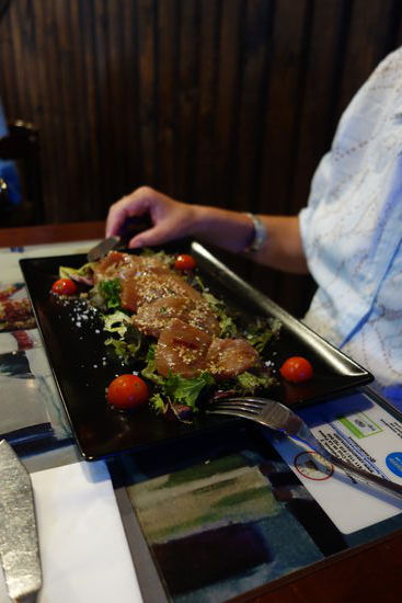 marinierter Thunfisch in Sojasauce mit Sesamsamen