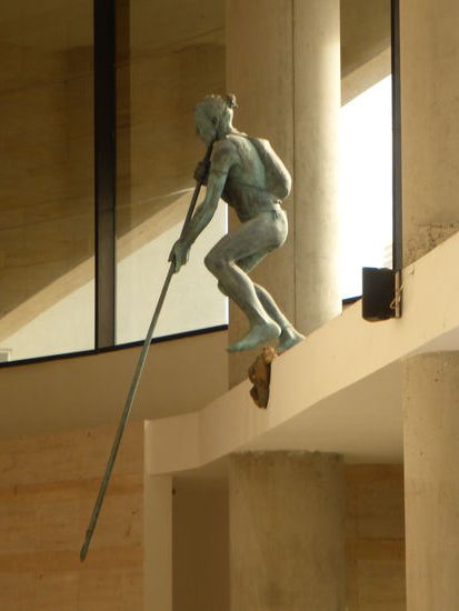 im Eingang hängt das Modell eines Ureinwohners:  Benahoarit mit sogenanntem „Salto“ (Stab zum Springen) oder mit einem "Moca" (Speer)