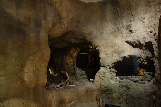 nachgestellte Szene in einer Höhle