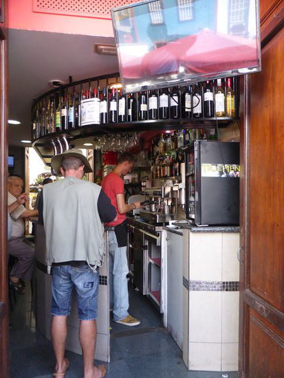 in der Bar an der Außenseite ist viel los