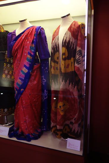 rechts das Seidenkleid aus Usbekistan