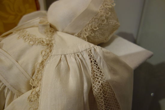 selbst bestickte Taufkleider sind in der Ausstellung zu finden