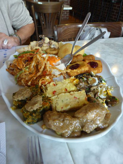 11 verschiedene Tapas auf einer Platte