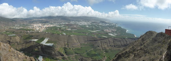 er bietet ein tollen Blick über die Westküste südwärts auf den Barranco de las Angustias - im Hintergrund Los Llanos und El Paso