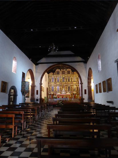 das schöne Retabel geht ungewöhnlicherweise eher in die Breite als in die Höhe - eine flämische Arbeit aus dem 16. Jh.