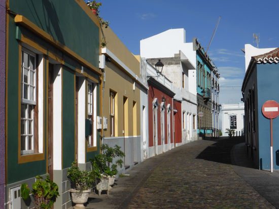 in dieser hübschen Gasse liegen zwei Museen, die wir immer wieder ausgespart hatten, da sie erst um 10.00 Uhr öffneten; heute müssen wir nun feststellen, dass sie sowieso wegen Renovierung geschlossen sind.