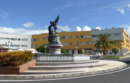 Bronzeplastik des Erzengels Michael - auf einer Wolke schwebend stößt er Luzifer in den Abgrund