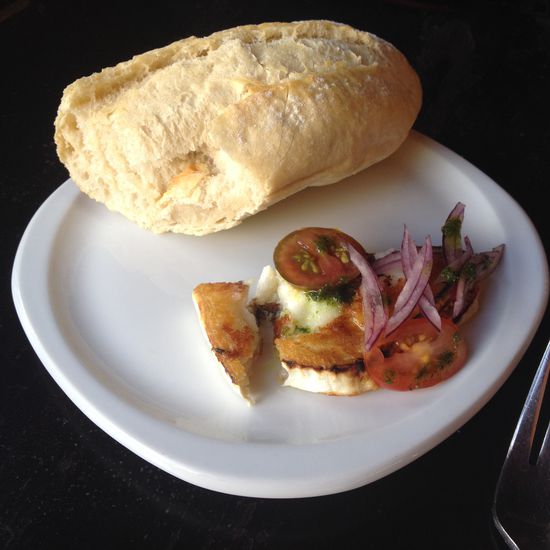 gebratener Ziegenkäse mit Honig und roter Zwiebel