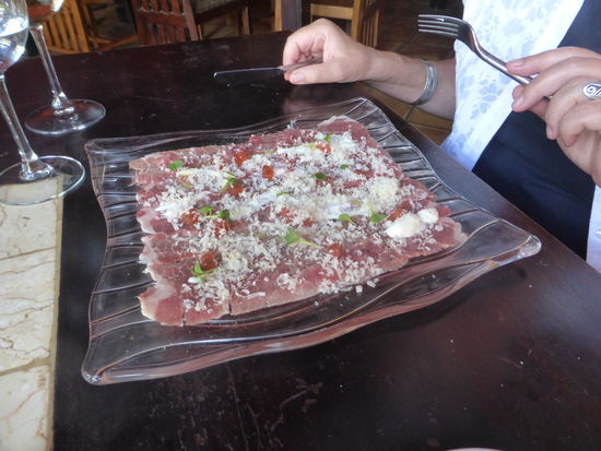 Carpaccio de presa ibérica con crema de membrillo y vinagreta de yogur