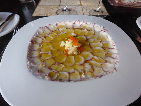 Láminas de pulpo con vinagreta de pimienta y huevas de trucha