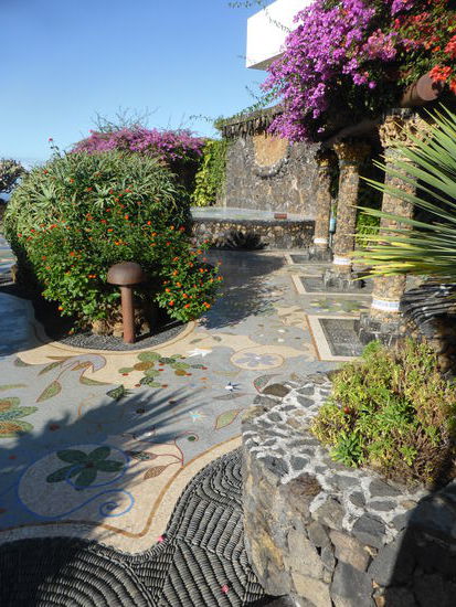 die eigenartige Mischung aus Garten und Platz besteht aus Mosaiken aus schwarzen Kieseln