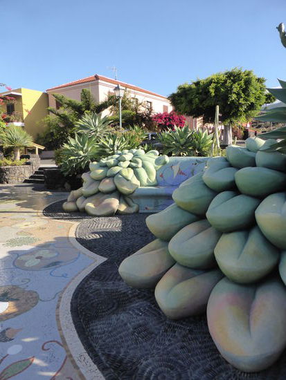 neben den Bänken sind stilisierte Früchte aufgeschichtet