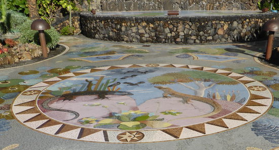 das zentrale Bodenmosaik hat das Thema Wasser