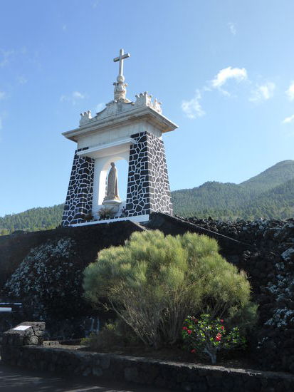 Santuario de Fatima - Erinnerung an die Rettung von Kirche und Dorf - der Standort ist genau der, an dem die Lava 'abdrehte'