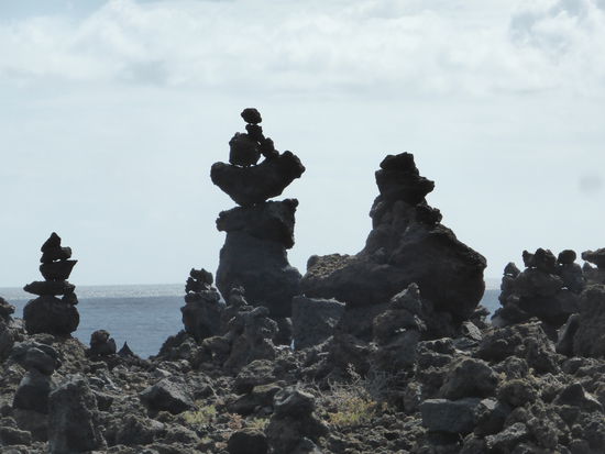 die Lava-Payramiden wurden wohl von Touristen aufgeschichtet