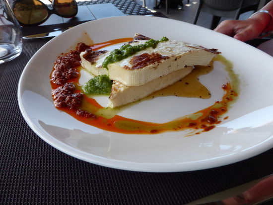 palmerischen Ziegenkäse mit grüner und roter Mojosauce sowie Honig