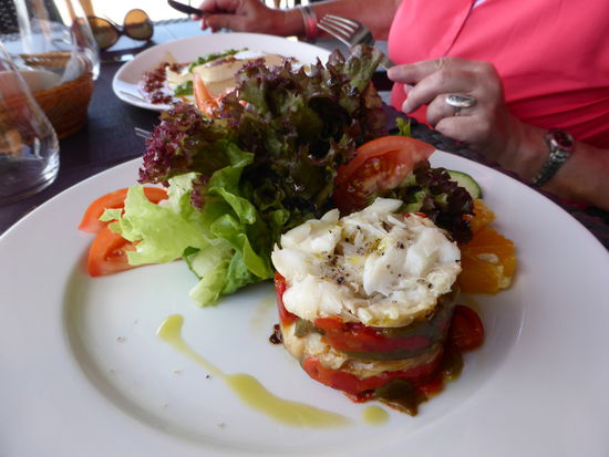 Türmchen mit Kabeljaustreifen, eingelegten Paprika und Zwiebeln