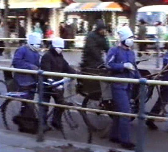 auch 1991 fallen schon Passanten mit Atemmasken auf