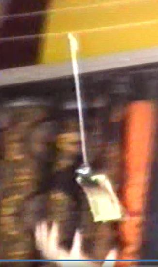 die Verkäuferin fängt das Wechselgeld ab