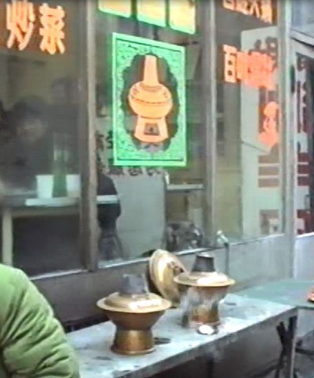 die mongolischen Feuertöpfe werden mit Holzkohle befeuert