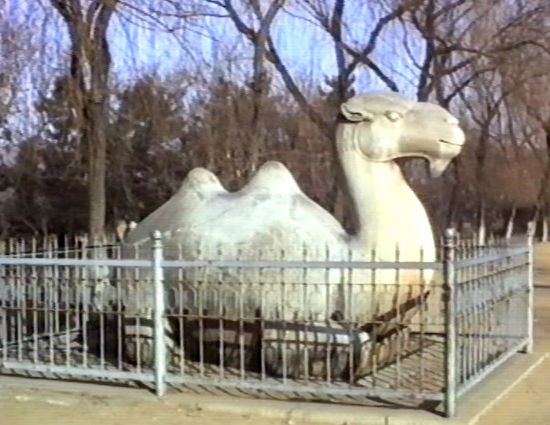 Die Figuren der Geisterallee standen vor 50 Jahren bis zur Hälfte im Erdreich, heute hat man sie wieder freigelegt; leider sahen sich die Chinesen gezwungen, sie einzuzäunen, weil sie von Touristen als Kletterfelsen benutzt wurden.