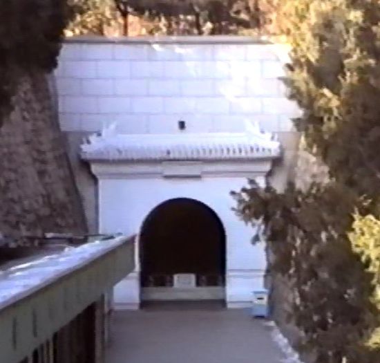 unterirdische Grabkammern - bis zu 27 m tief