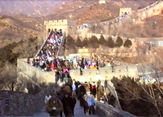 es sind 'nur  ganz wenige ' Touristen hier