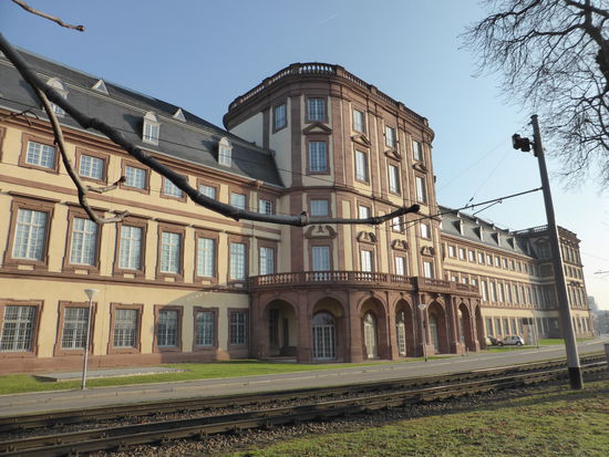 ohne Baustellen-Equipment nur von der südwestlichen Seite zu betrachten