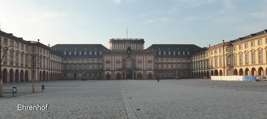 der herausgehobene Schlossmittelbau, das „Corps de Logis“ - Hauptbau und Mittelpavillon sind viergeschossig angelegt. Im westlichen Bereich der Beletage – dem vornehmen ersten Geschoss – befand sich das kurfürstliche Appartement. Die östliche Beletage nahm das kaiserliche Appartement ein. Beide Wohntrakte konnten über das prunkvolle Treppenhaus im zentralen Mittelpavillon erreicht werden.