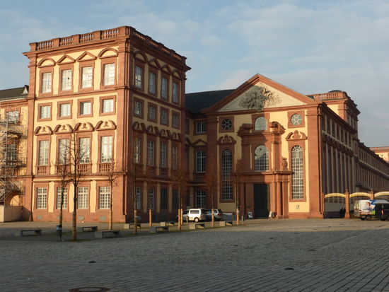 Im Westflügel ist heute die Universität Mannheim untergebracht