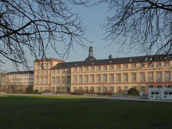 daher verlassen wir das Areal - auch hierzu müssen wir einen weiten Umweg durch den Westflügel nehmen - Die Kuppel mit Laternenturm gehört schon zur Jesuitenkirche jenseits der mehrspurigen Durchgangsstrasse.