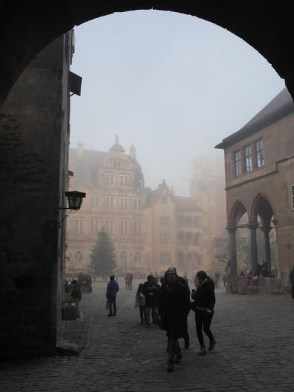 Direkt hinter dem Tor liegt der spätmittelalterliche Ruprechtsbau - zahlreiche Zeugnisse der Geschichte von Schloss Heidelberg sind hier untergebracht. Schlossführungen zeigen den schönen Rittersaal und interessante Modelle von Schloss und Garten.