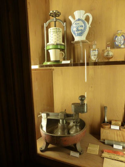Tinkturenpresse  und Salbenrührwerk
