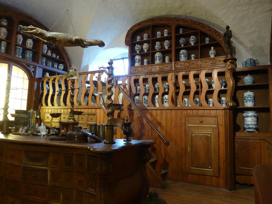 Der früher farbig gefasste Tisch war seit dem späten 19. Jh. nicht mehr in der Offizin in Benutzung. Mindestens seit den 1920er Jahren diente er, weiß angestrichen, in einer Scheune als Werkbank. In den 1950er Jahren wiederentdeckt, wurde er leider vollständig abgebeizt und die originale Farbfassung ging so leider verloren.