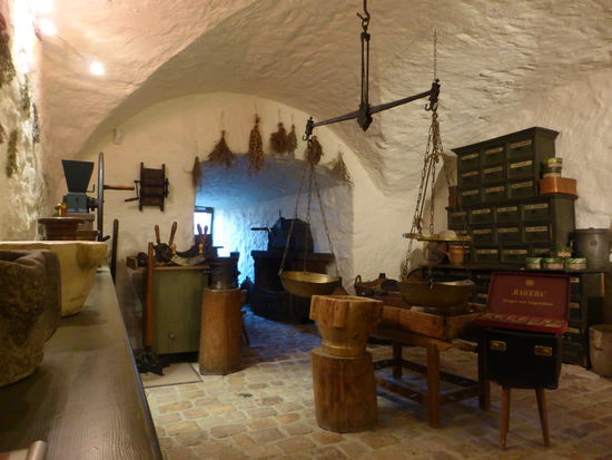 Materialkammer mit dem Mobiliar aus der Stadt-Apotheke Mosbach (Raum 7)