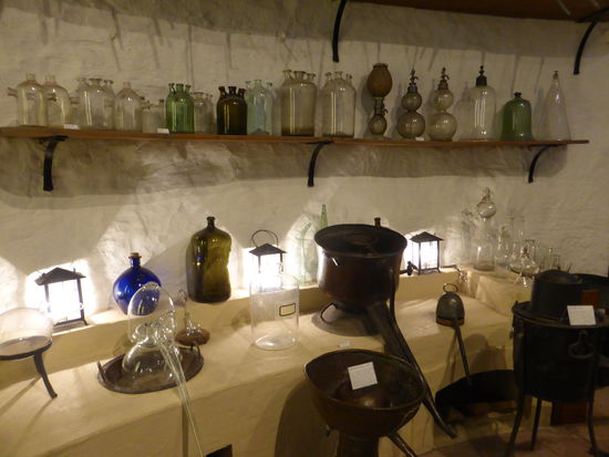 Retorten in Glas und Metall