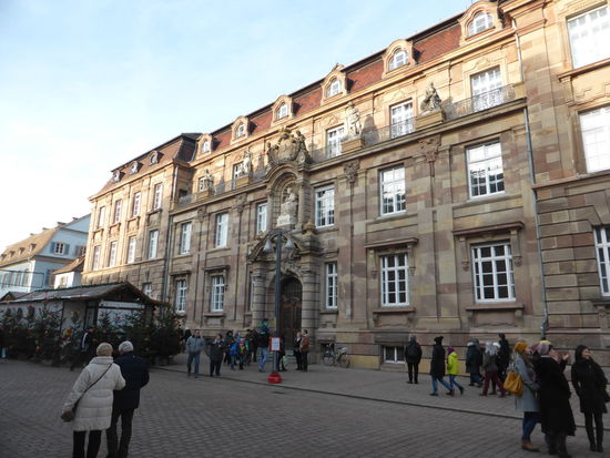 Das im neobarocken Stil zu Beginn des 20. Jh. von der Bayerischen Versicherungsanstalt errichtete Stadthaus bildet den eindrucksvollen Abschluß der Maximilianstraße und ein würdevolles Gegenüber zum Dom.