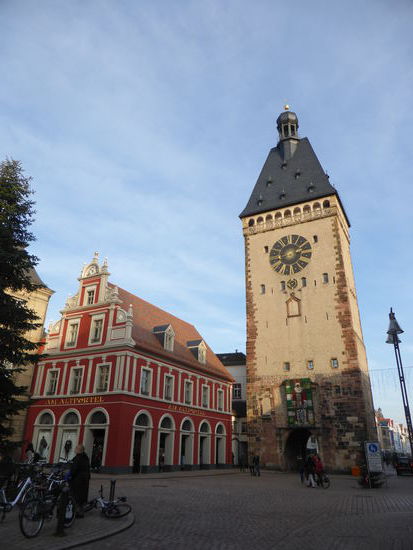 Aufgrund glücklicher Umstände überstand der Turm die Stadtzerstörung 1689 und blieb so als einer der wenigen Überreste der mittelalterlichen Stadtbefestigung erhalten.